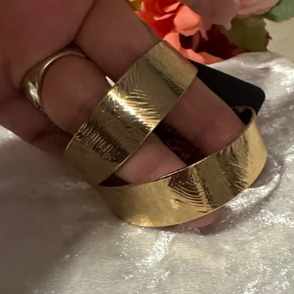 🌸Final price🌸paparazzi Shimmering Gold Textured Hoop Earrings - Picture 3 of 3